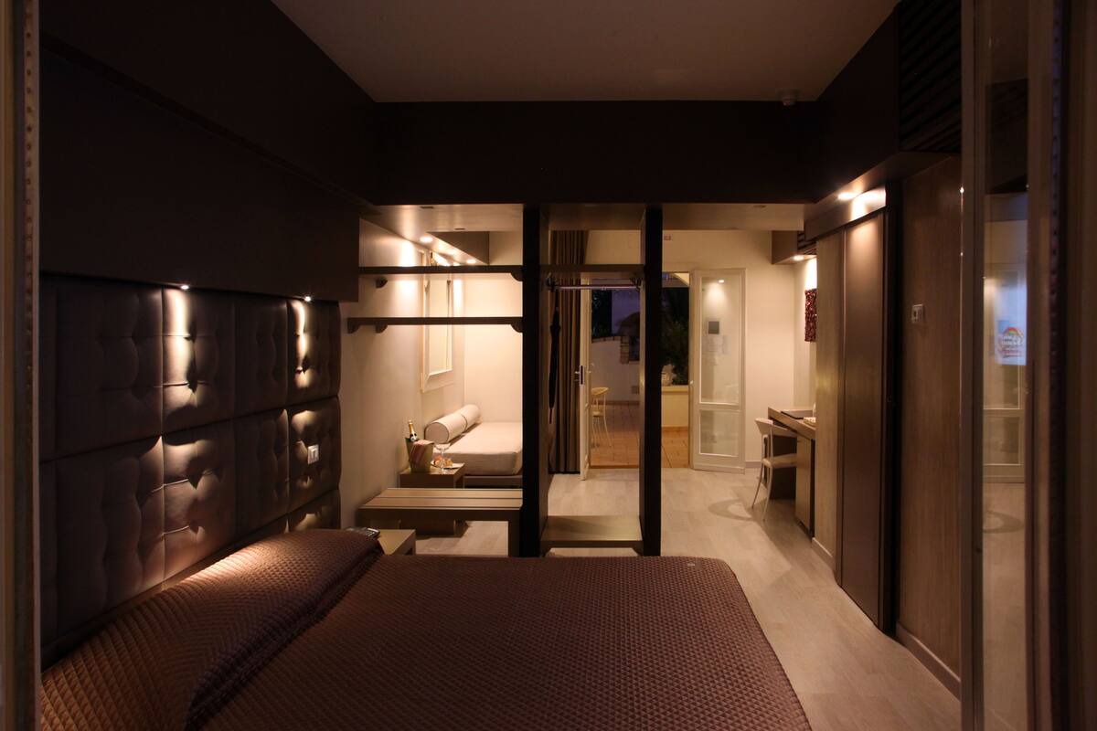 Minibar, in-room safe, desk, free WiFi