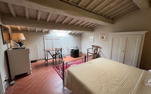 Habitación económica con 1 cama matrimonial o 2 individuales | Ropa de cama de alta calidad y minibar 