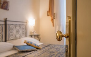 Habitación Confort con 1 cama doble o 2 individuales | Ropa de cama de alta calidad, minibar, caja fuerte y escritorio