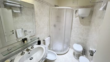 Chambre Ăconomique Double ou avec lits jumeaux | Salle de bain