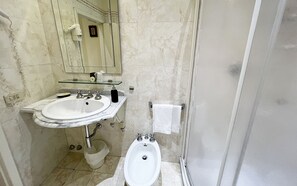 Economy Double or Twin Room | Bathroom | Shower, free toiletries, hair dryer, slippers - B&B Piccolo Hotel (Cortona)