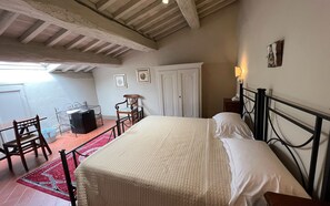 Habitación económica con 1 cama doble o 2 individuales | Ropa de cama de alta calidad, minibar, caja fuerte y escritorio
