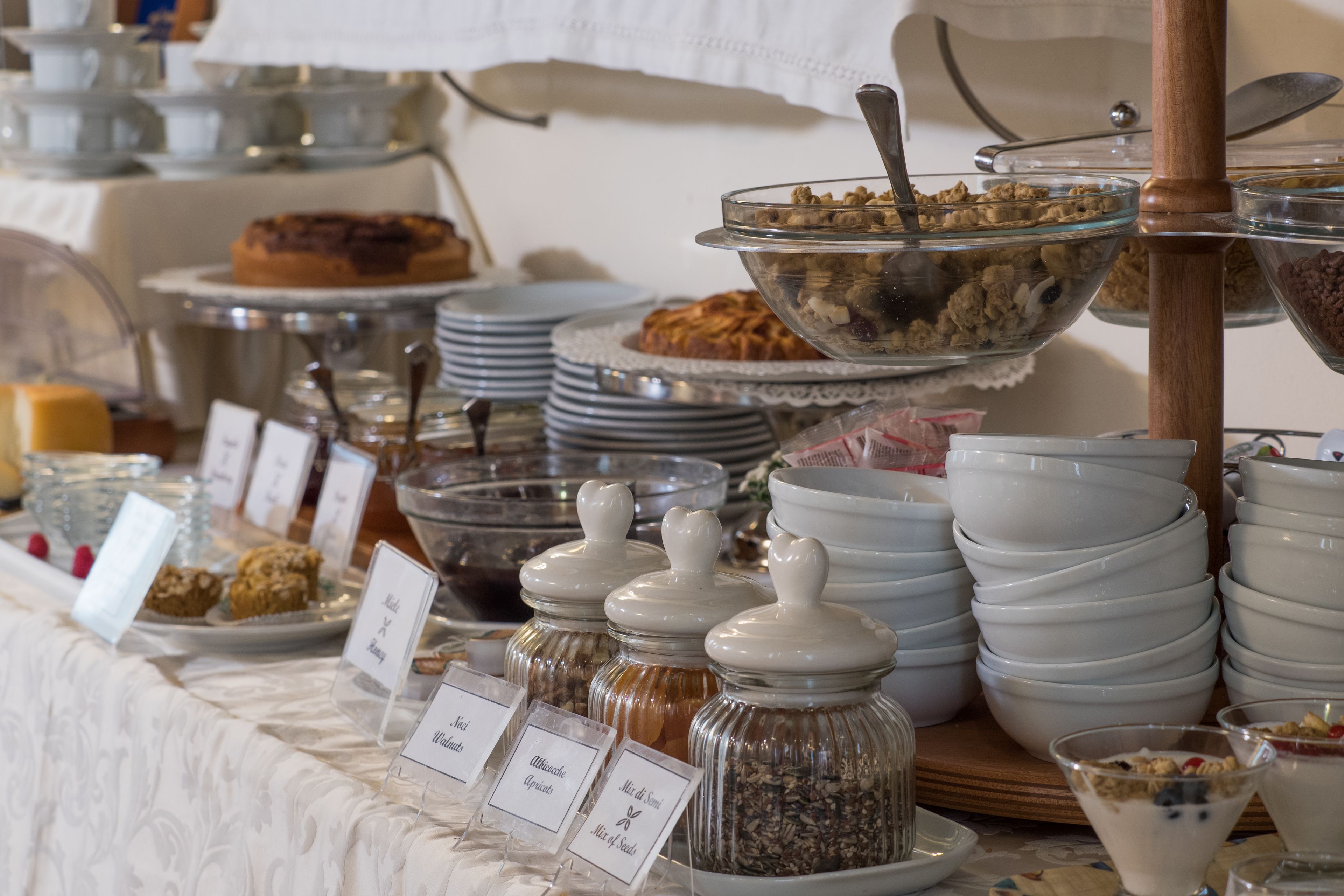 Een buffet met diverse gerechten en labels op de containers.