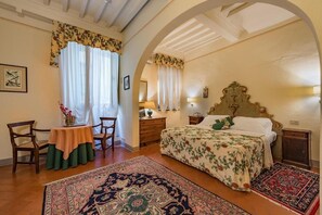 Premium bedding, minibar, in-room safe, desk - B&B Piccolo Hotel (Cortona)