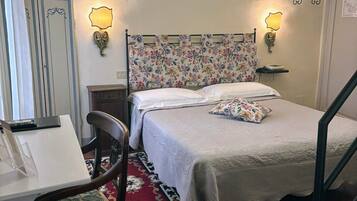Une chambre à coucher avec un lit, un bureau, une chaise et un escalier.