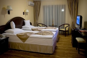 Kamar Twin | Minibar, brankas, meja kerja, dan kedap suara