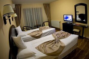 Habitación con 2 camas individuales | Minibar, caja fuerte, escritorio y sistema de insonorización