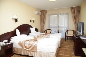 Twin Room | Minibar, in-room safe, desk, soundproofing - Hotel Astoria (Santimbru)