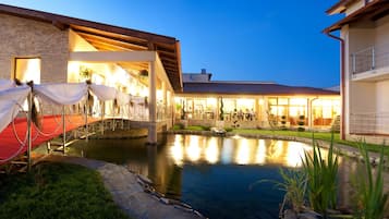 Una piscina al aire libre, sillones reclinables de piscina