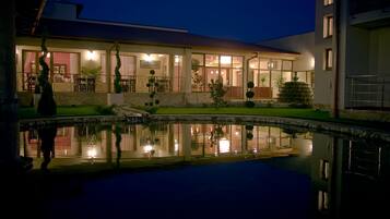 واجهة المنشأة - في المساء/الليل