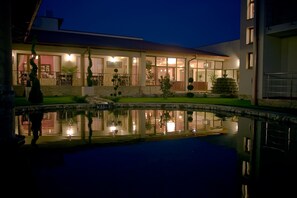 Fachada del alojamiento - Noche