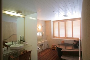 Duschwanne, kostenlose Toilettenartikel, Haartrockner, Hausschuhe