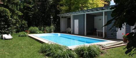 Una piscina al aire libre