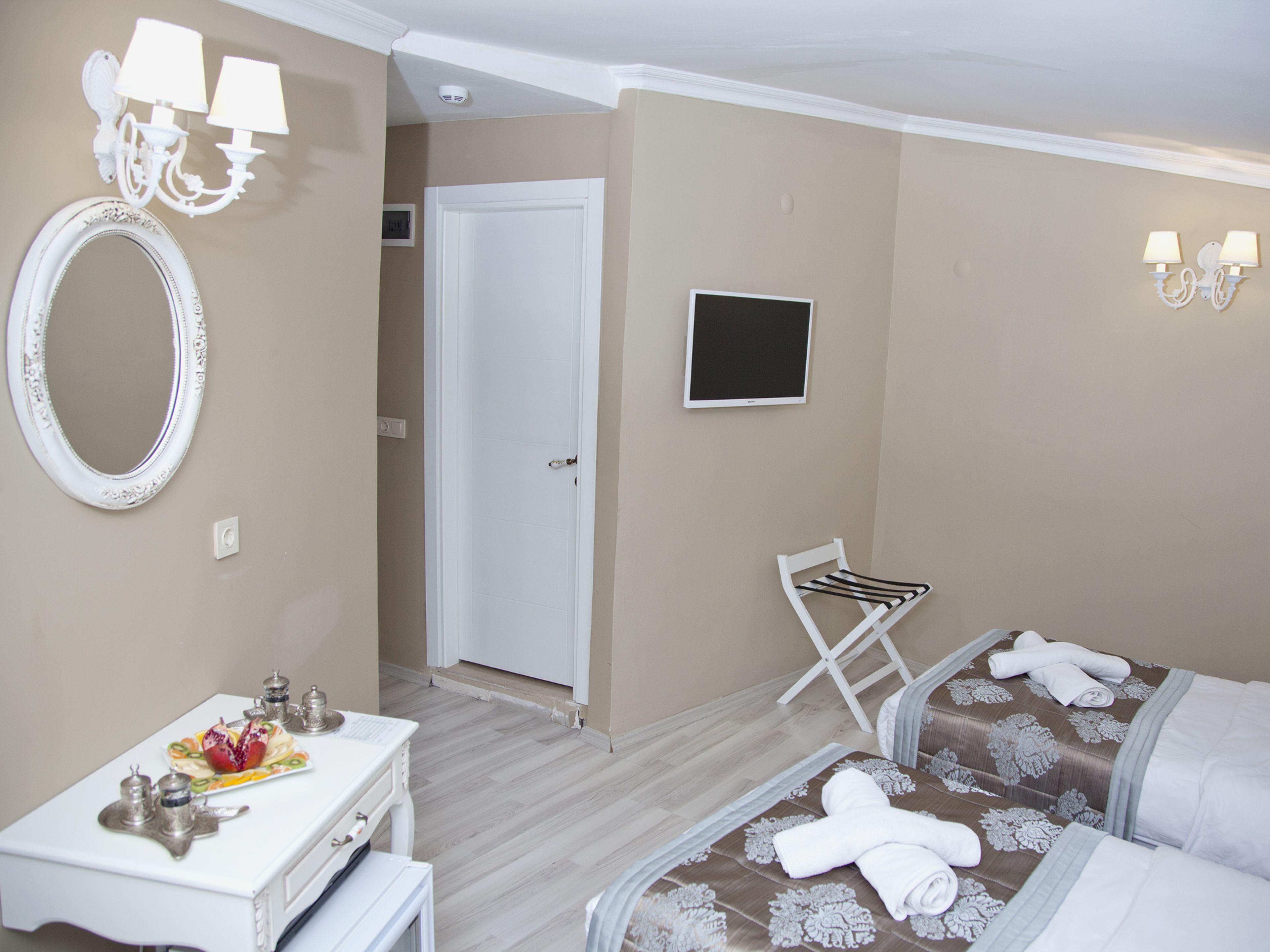 standard double room | 1 bedroom, minibar, in-room safe, desk