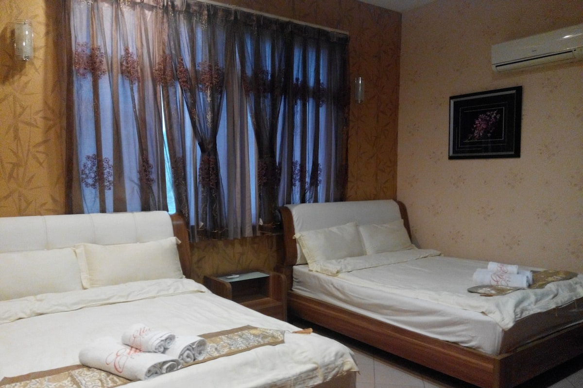 Family Twin (4 Pax) | 高級寝具、羽毛の掛け布団、ピロートップベッド、デスク