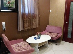 Family Suite | Premium bedding, down comforters, pillowtop beds, desk