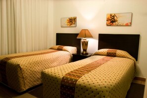 1 Schlafzimmer, hochwertige Bettwaren, Zimmersafe, Bügeleisen/Bügelbrett