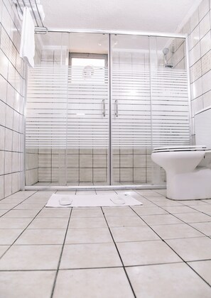 Buồng tắm vòi sen, đồ dùng nhà tắm miễn phí, khăn tắm 