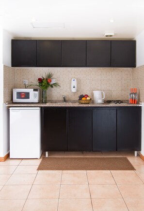 Apartamento, 1 quarto | Cozinha americana privada | Geladeira, micro-ondas, cooktop, cafeteira/chaleira