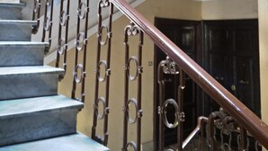 Eine prächtige Treppe mit aufwendiger Metallgeländerung und polierter Holzhandläufe.