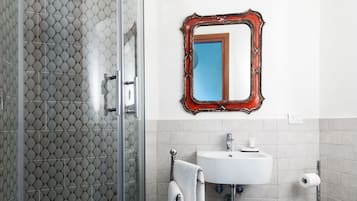 Doppia Deluxe, 1 letto matrimoniale, bagno privato | Bagno | Doccia, set di cortesia gratuito, asciugacapelli, bidet