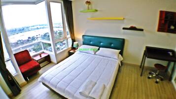 Apartment, 1 Bedroom | 1 bedroom, desk