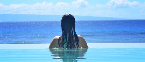 Piscina all'aperto, lettini