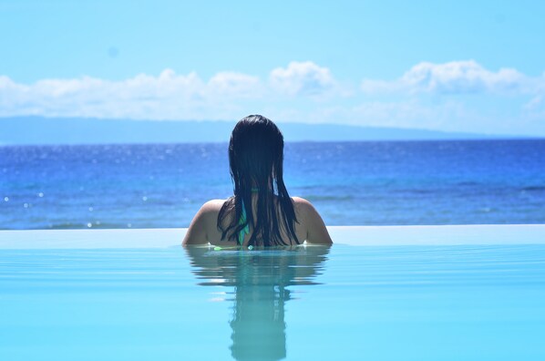 Alberca al aire libre y camastros 