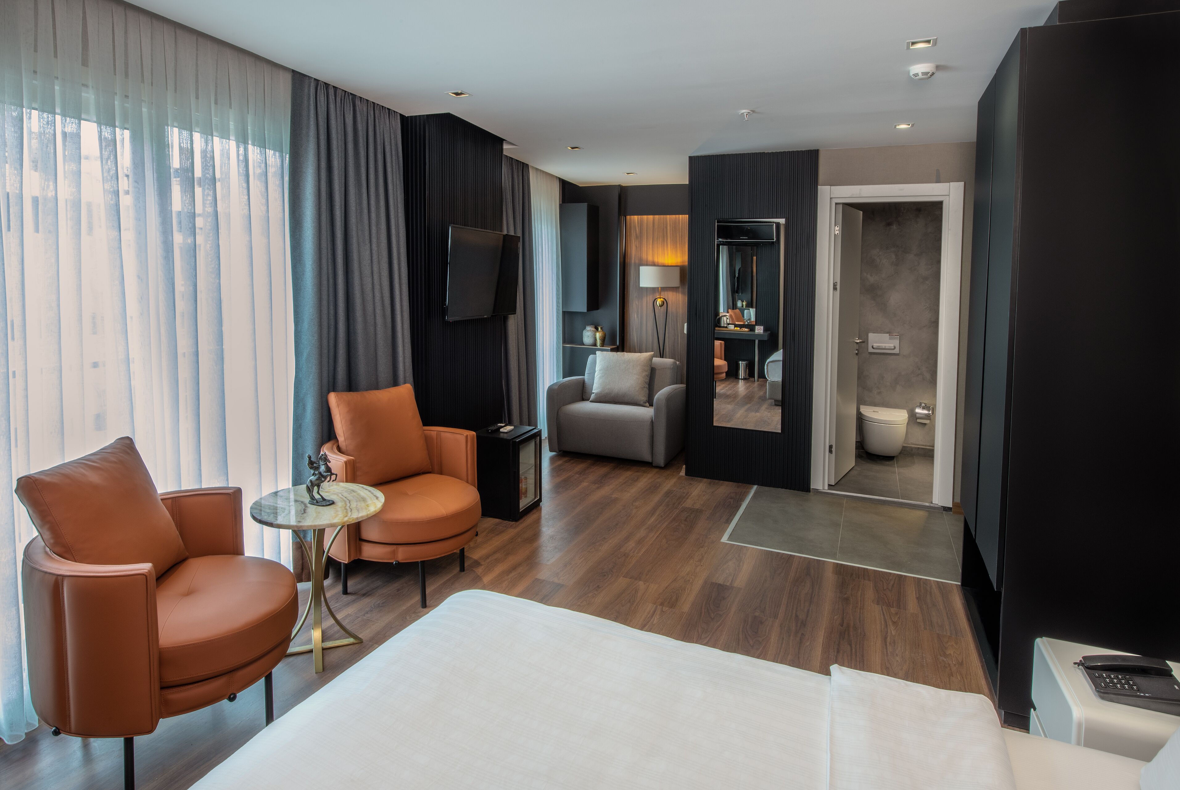 deluxe double room | premium bedding, minibar, in-room safe, desk