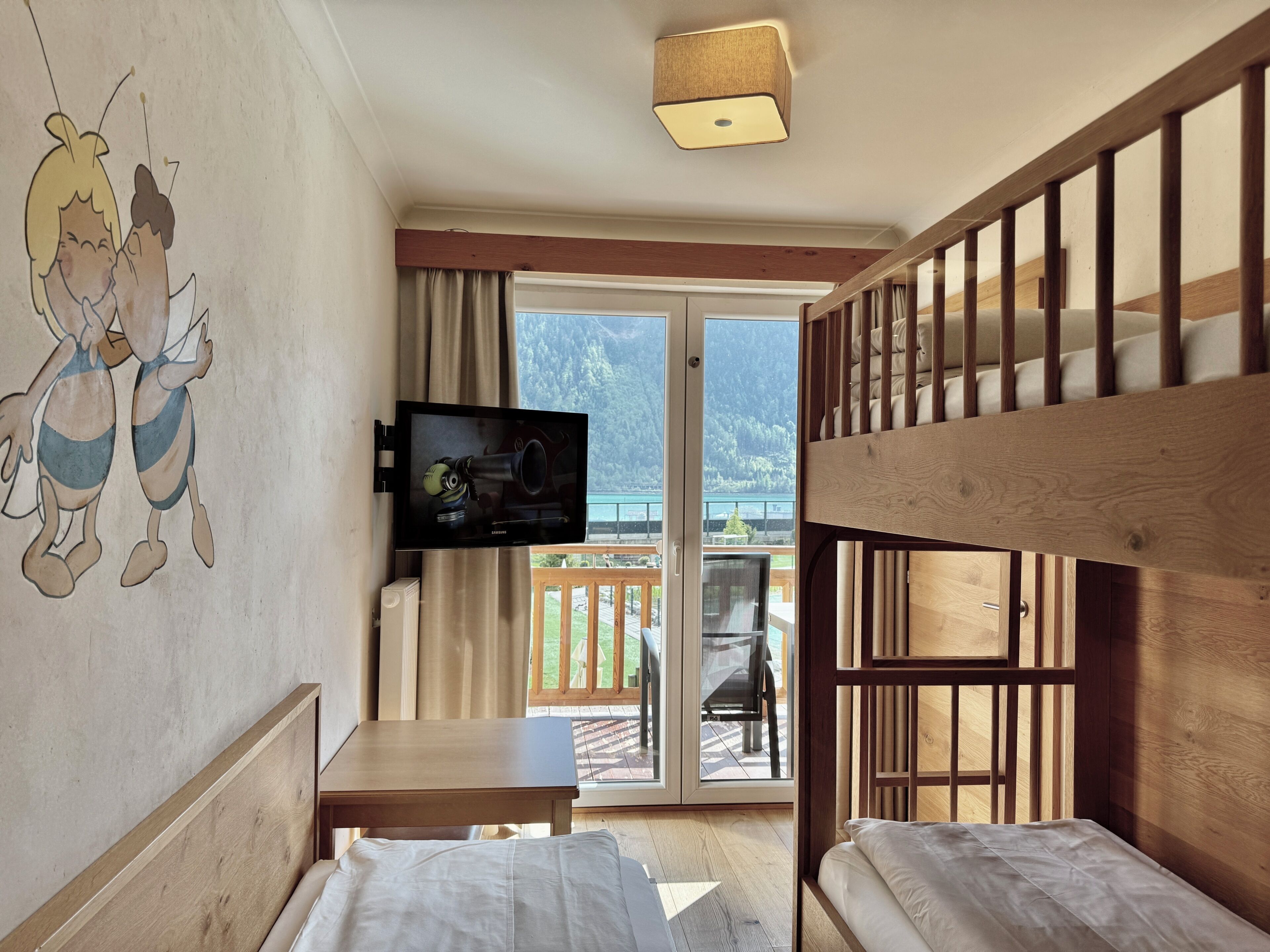 Apartamento família, sacada, vista para a montanha (2 Adults and 3 Children) | Roupas de cama antialérgicas, cofres nos quartos, escrivaninha