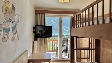 Apartamento família, sacada, vista para a montanha (2 Adults and 3 Children) | Roupas de cama antialérgicas, cofres nos quartos, escrivaninha