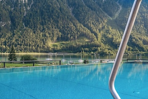 Piscina coberta i piscina a l'aire lliure