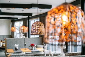 S'hi serveixen esmorzars, dinars, sopars i plats de cuina regional