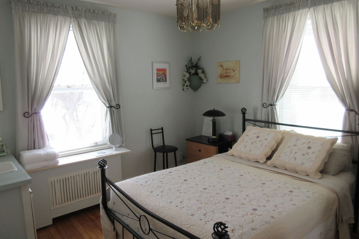 Double Room, Shared Bathroom, River View (Verte) | Premium bedding, soundproofing, free cribs/infant beds, free WiFi