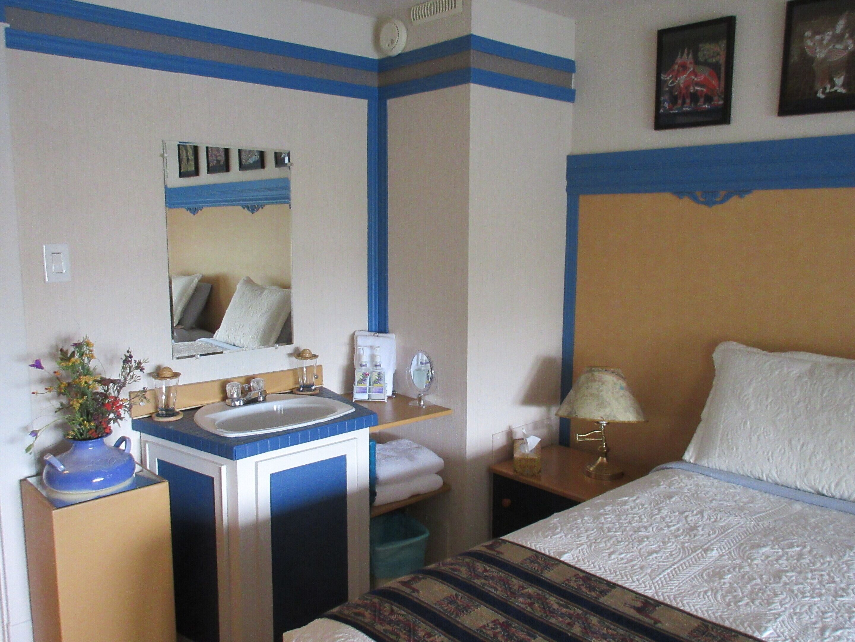 Classic Double Room, Shared Bathroom, Lake View (Bleue)