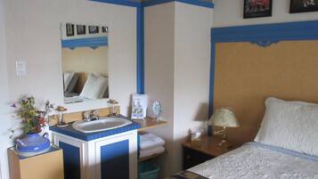Quarto casal clássico, banheiro compartilhado, vista para o lago (Bleue) | Roupas de cama premium, quartos à prova de som, berços grátis