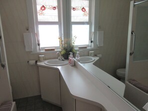Hair dryer, bathrobes, towels - Gîte Saint-Laurent (Trois-Rivieres)