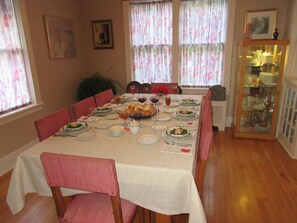 Tägliches inbegriffenes großes Frühstück