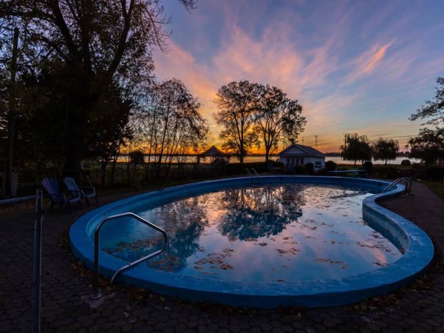 Una piscina al aire libre