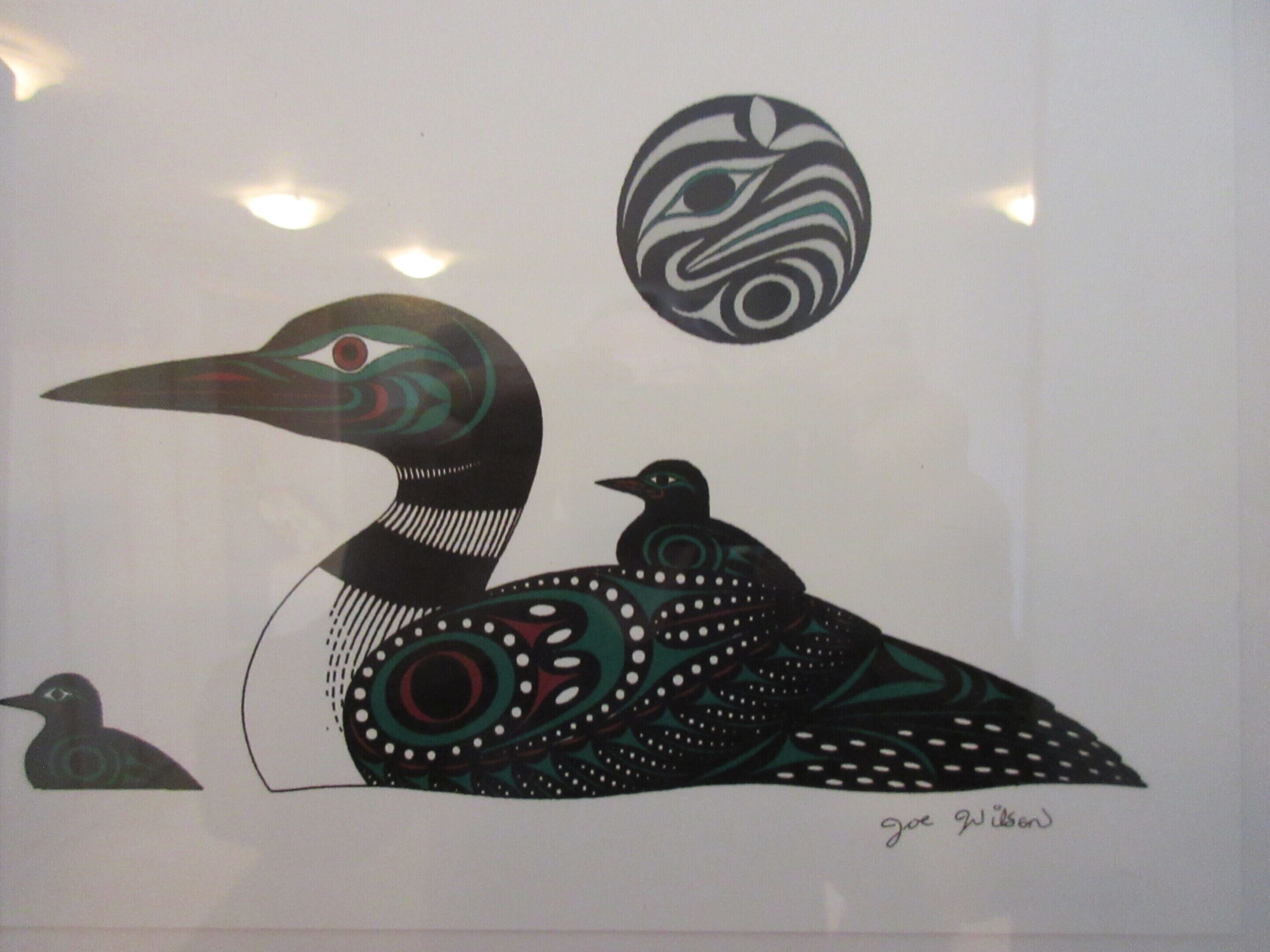 Une illustration d’oiseau portant une signature.