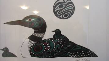 Une illustration d’oiseau portant une signature.