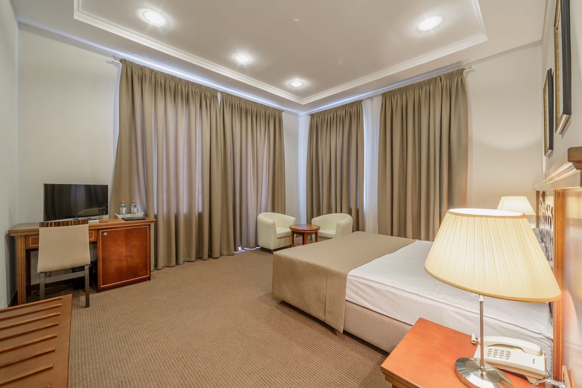 1 bedroom, premium bedding, minibar, in-room safe