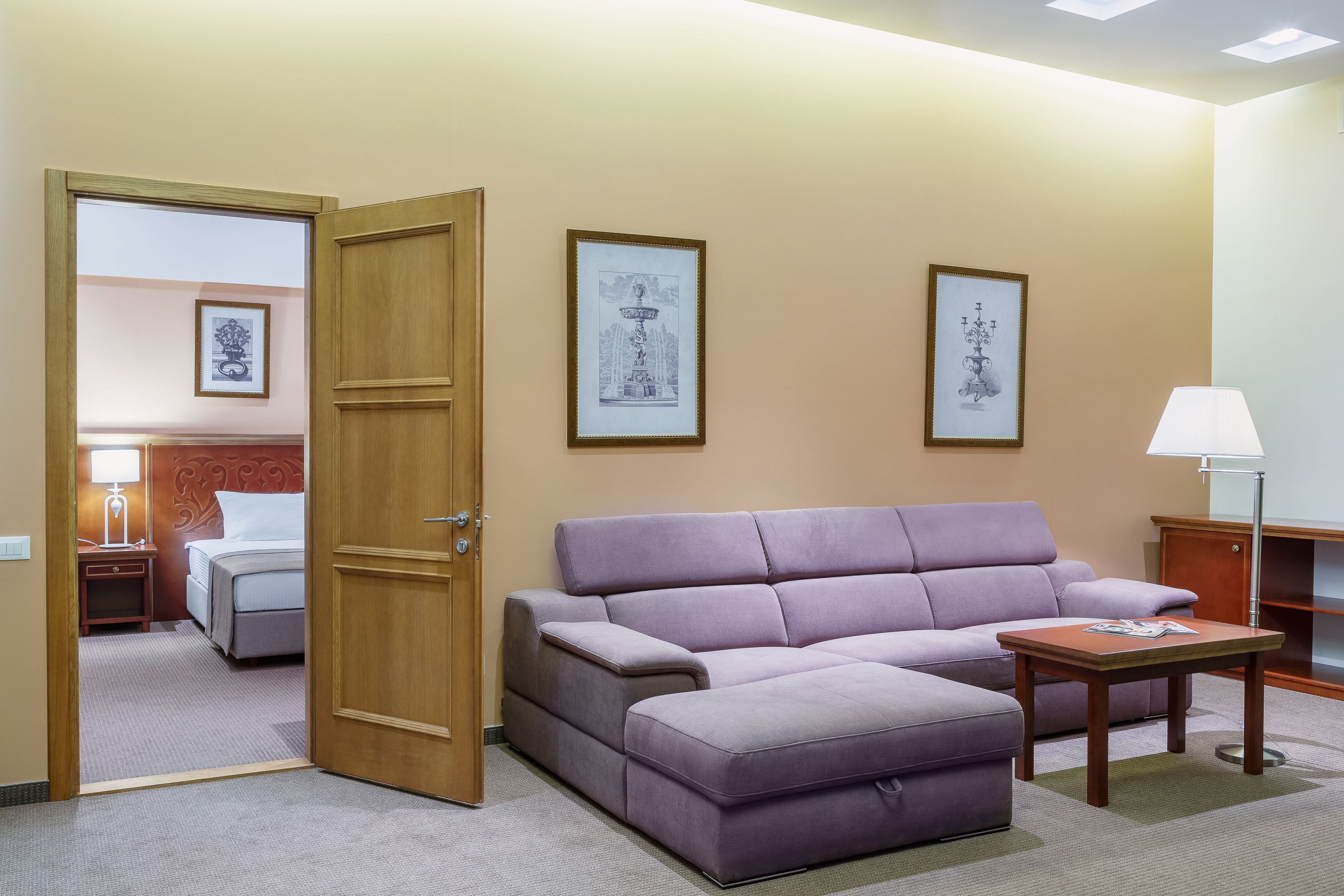 高級寝具、ミニバー、セーフティボックス (室内)、デスク