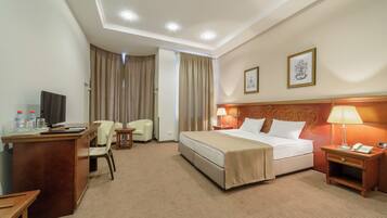 Dobbelt- eller tomannsrom – junior, 1 soverom, ikke-røyk, byutsikt | Sengetøy av topp kvalitet, minibar, safe på rommet og skrivebord