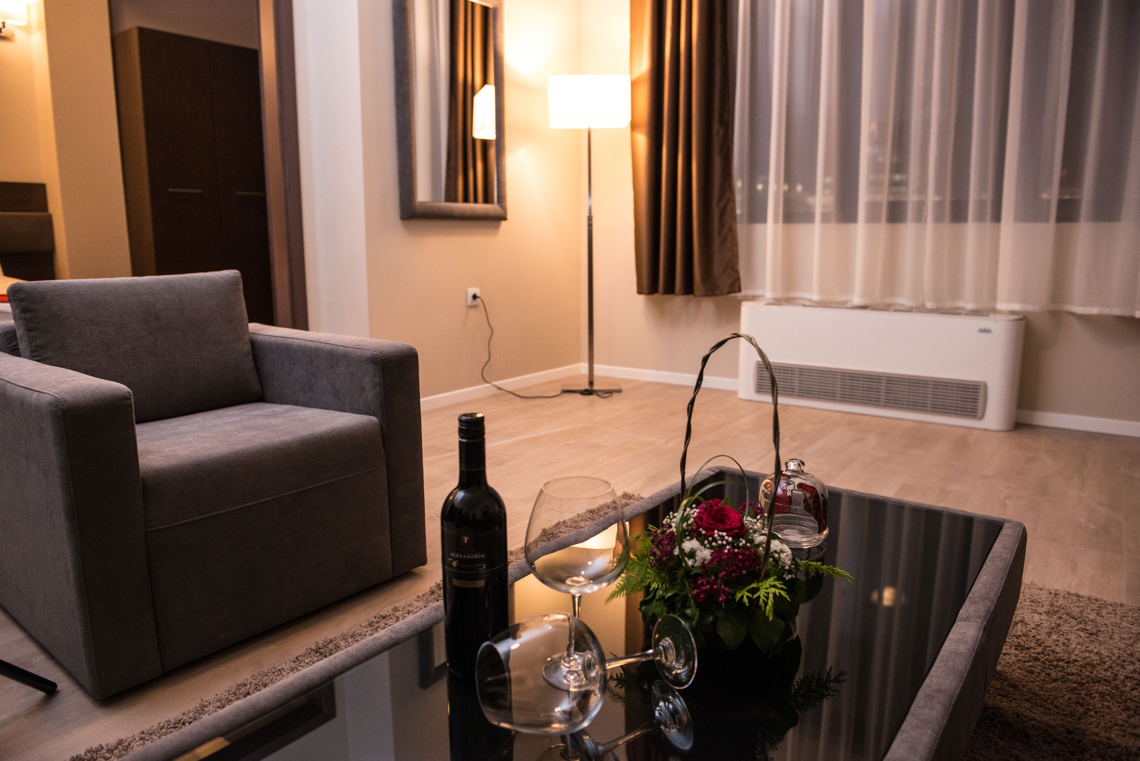 Suite, 1 habitación, vistas a la ciudad | 1 dormitorio, minibar, escritorio y tabla de planchar con plancha