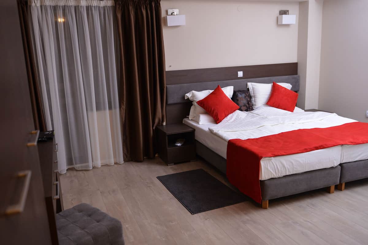 Comfort Double Room | 1 bedroom, minibar, desk, iron/ironing board