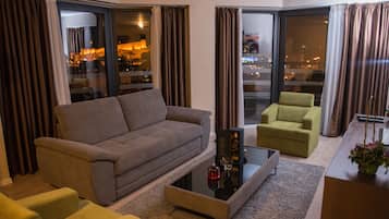 Suite Deluxe | Sala de estar | Televisión de pantalla plana