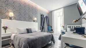 A modern bedroom with a large bed, a desk, and a laptop. - Bed and Best (Rome)