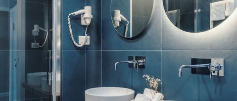 Dusche, kostenlose Toilettenartikel, Haartrockner, Hausschuhe