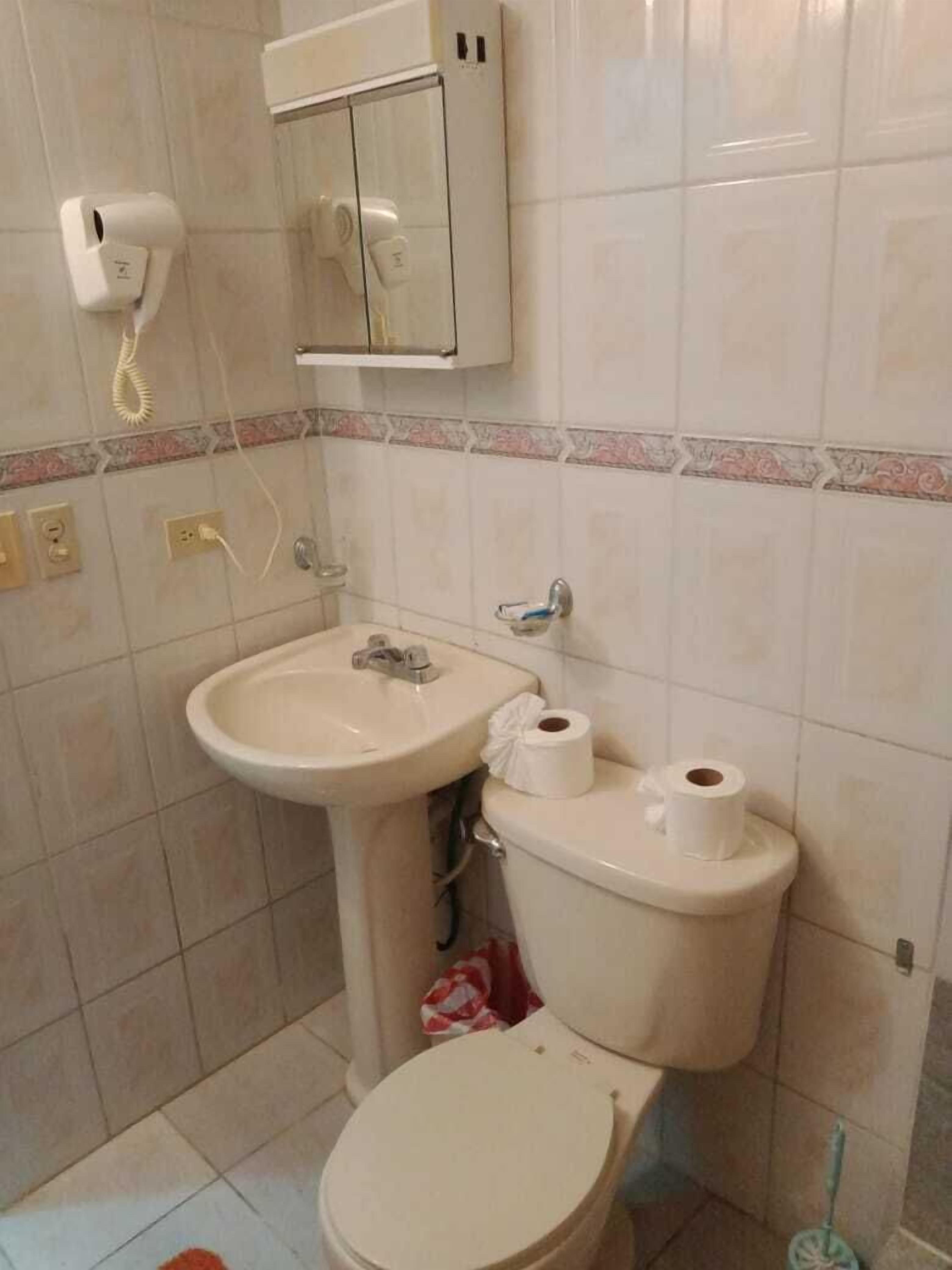 basic single room, 1 queen bed | bathroom | combined shower/bathtub, free toiletries, hair dryer, towels